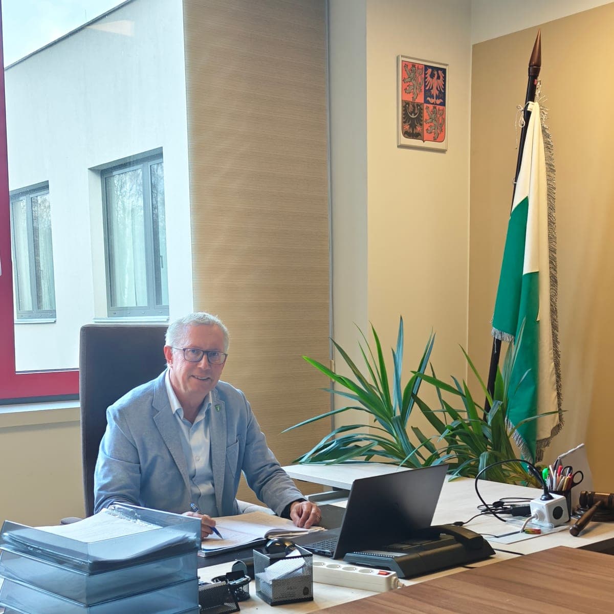 Ing. Milan Pour ve své kanceláři na radnici v Milovicích
